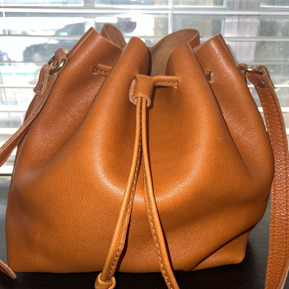 Portland Leather Bucket Bag Dune